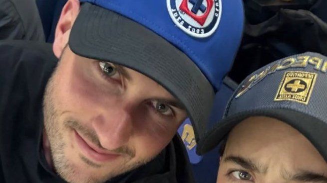 Santiago Giménez estuvo en el Estadio Olímpico Universitario junto a su familia para presenciar la coronacion de su equipo, Cruz Azul, ganando el séptimo título de Concacaf.