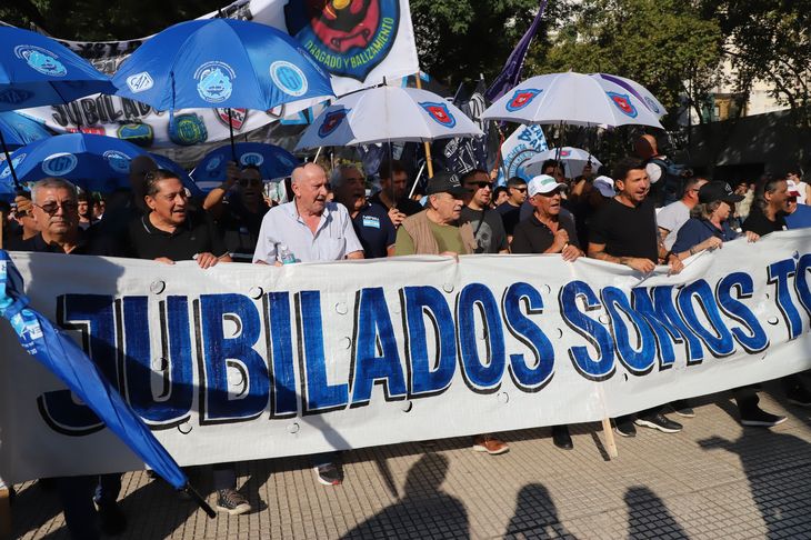 Una gran cantidad de personas de trasladaron al Congreso para apoyar a los jubilados. Una gran cantidad de personas de trasladaron al Congreso para apoyar a los jubilados.