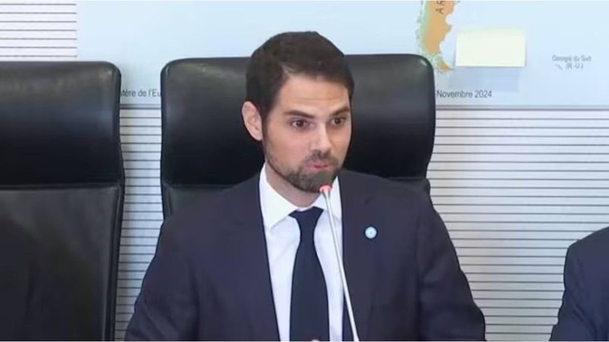 El embajador Ian Sielecki durante su exposición en la Asamblea Nacional de Francia