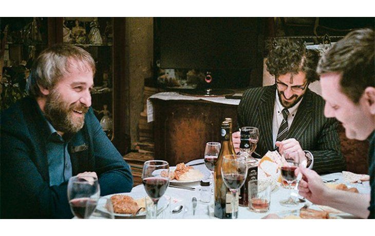 Para cinéfilos. El film está confeccionado en largos planos secuencia cuidadosamente hilvanados.