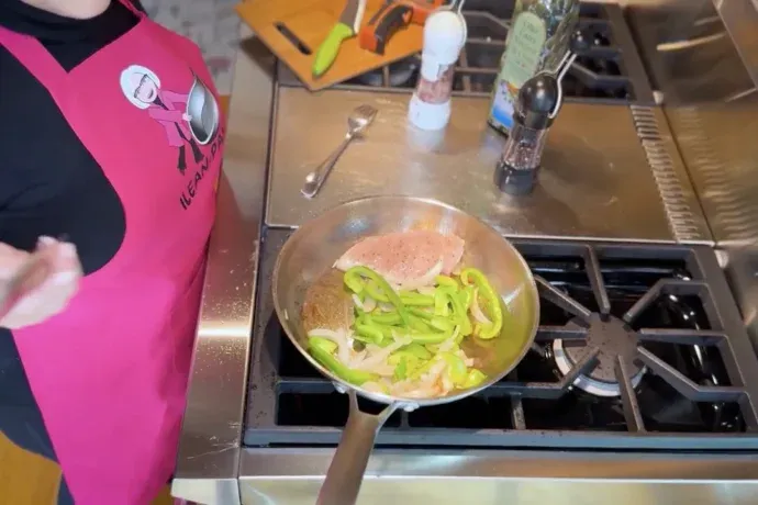 Una variación en la base del utensilio redefine cómo se distribuye el calor en cada preparación. Una variación en la base del utensilio redefine cómo se distribuye el calor en cada preparación.