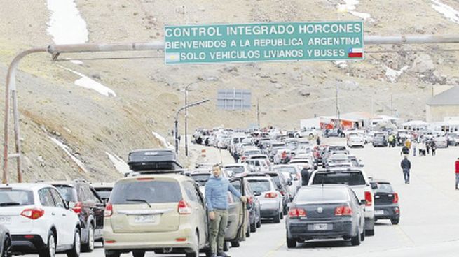 Este año, las colas fronterizas prometen ser al revés, de miles de argentinos viajando a Chile, Brasil, Uruguay y otros destinos, acercándose a niveles récord. Pero toda moneda tiene dos caras, y la del turismo es de las peores