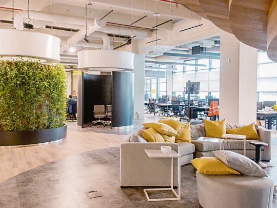Espacios. Las nuevas oficinas que estrenó ayer Mercado Libre en el Polo Dot tienen un diseño futurista y relajado. Allí trabajarán 2.424 personas.