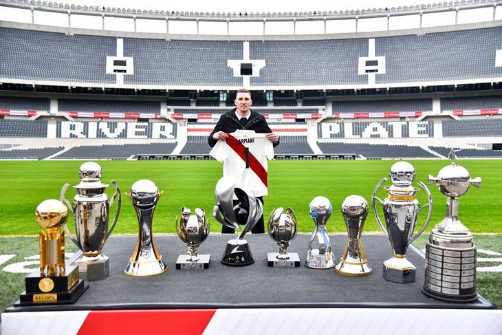 Franco Armani junto a todos sus títulos obtenidos en River.