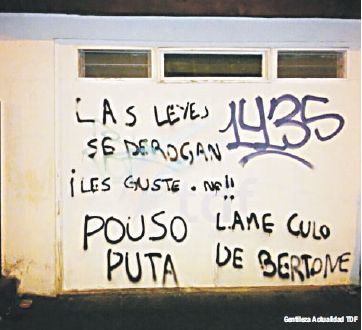 El clima social en la provincia se enrareció en las últimas horas, con piquetes en Ushuaia, falta de nafta por el bloqueo a una planta de almacenamiento de combustibles y las pintadas intimidatorias contra periodistas que sufrieron dos radios de la capital fueguina.