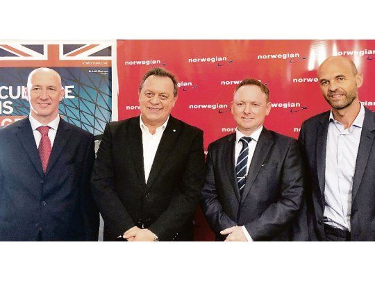 Festejo. Embajador británico Mark Kent, ministro Gustavo Santos, CEO de Norwegian Ole Christian Melhus, y ministro Guillermo Dietrich.