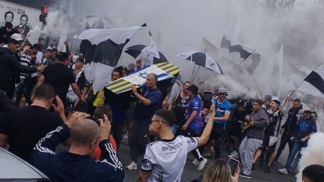 La hinchada de All Boys al ingresar al estadio para ver el partido contra Atlanta.