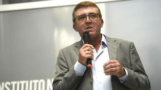 La falta de oficialización de la renuncia de Eduardo Viera genera malestar en la oposición.