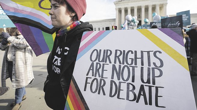 MENSAJE. “Nuestros derechos no están en debate”, dice una militante por los derechos LGBT frente a la sede de la Corte Suprema en Washington. La mala noticia es que sí lo están dentro de ese edificio.