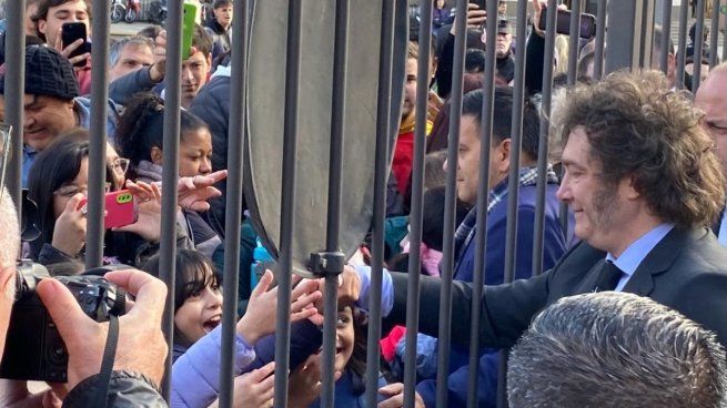 Javier Milei con seguidores en la puerta de Casa Rosada. 