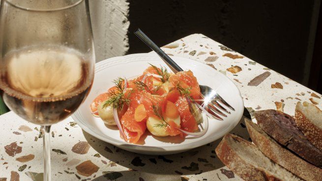 Entre sus principales platos se destaca la pesca del día con repollo, panceta y yogur.