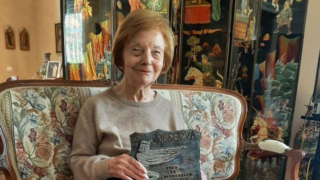 Después de años, reapareció Isabel Perón para recibir una distinción en España