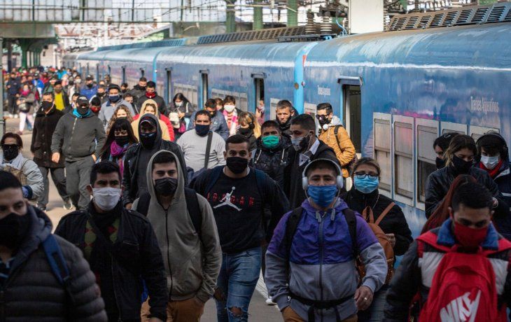 En el tren se deberá procurar mantener distanciamiento.