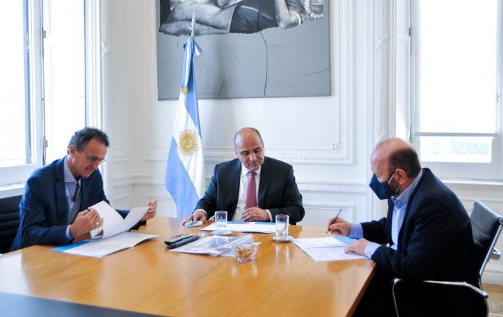 El jefe de Gabinete de Ministros, Juan Manzur, y el gobernador de Formosa, Gildo Insfrán, firmaron en la Casa Rosada una serie de convenios.