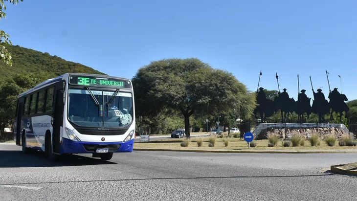 Los colectivos del área metropolitana de Salta no funcionan entre las 23:30 y las 5:30. Los colectivos del área metropolitana de Salta no funcionan entre las 23:30 y las 5:30.