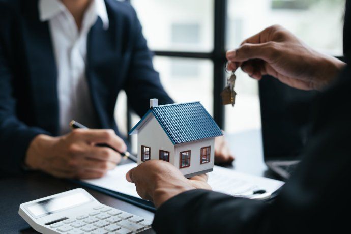 En un sector donde históricamente una parte significativa de las operaciones se pacta en dólares billete, la reacción inicial fue moderada. Hubo un leve aumento de consultas para operaciones de menor monto, como cocheras o unidades chicas, pero no se observó una reactivación generalizada atribuible a la nueva ley En un sector donde históricamente una parte significativa de las operaciones se pacta en dólares billete, la reacción inicial fue moderada. Hubo un leve aumento de consultas para operaciones de menor monto, como cocheras o unidades chicas, pero no se observó una reactivación generalizada atribuible a la nueva ley