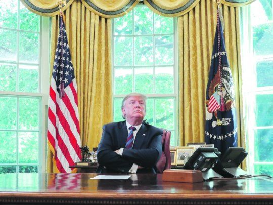 DE ACÁ NO ME MUEVO. Donald Trump, en la Oficina Oval de la Casa Blanca.