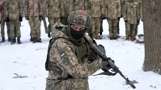 Un instructor entrena a miembros de las Fuerzas de Defensa Territorial de Ucrania.