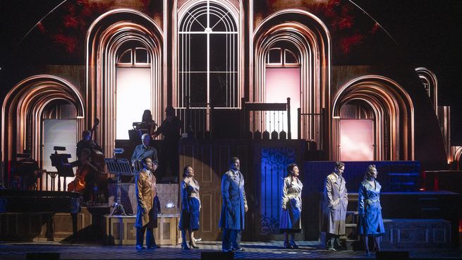 La puesta en escena trae intérpretes, bailarines y músicos que rinden tributo al gran artista argentino en un recorrido por sus composiciones, su universo y su legado. &nbsp;