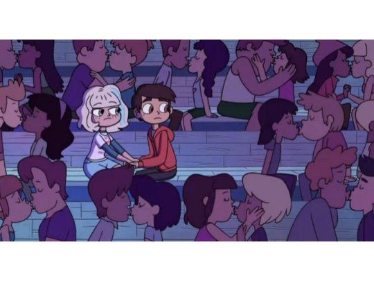Star. La serie se emite por el canal Disney XD. La escena muestra a muchas parejas besándose; entre ellas, dos gays.