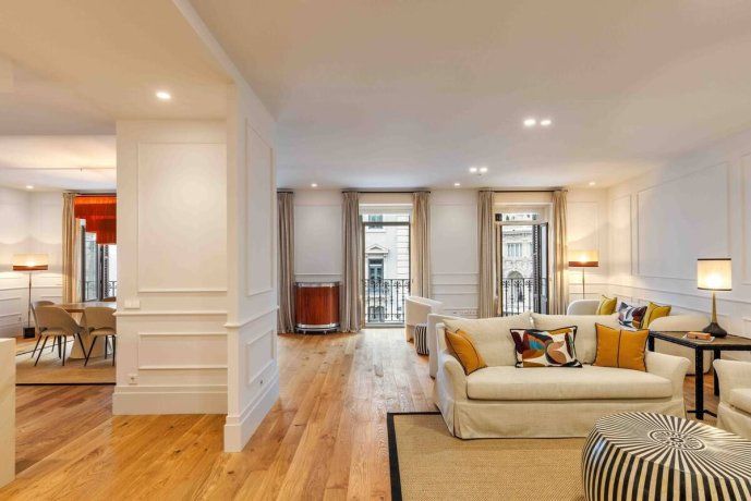 Un departamento en Canalejas, con pisos de madera natural, molduras clásicas en paredes, carpinterías de calidad y una cuidada iluminación que refuerza el estilo elegante y contemporáneo de sus residencias de lujo Un departamento en Canalejas, con pisos de madera natural, molduras clásicas en paredes, carpinterías de calidad y una cuidada iluminación que refuerza el estilo elegante y contemporáneo de sus residencias de lujo