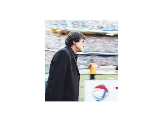 Julio Falcioni, en una muestra de carácter, dejó fuera del equipo a Riquelme. Mañana se enfrenta a una Bombonera colmada que dará su fallo.