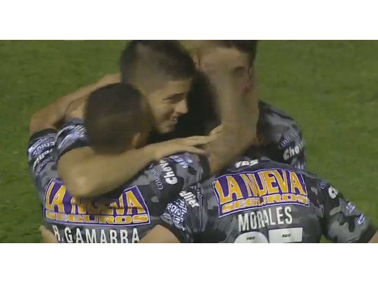 Huracán celebra el tempranero gol de Luca Sosa que abrió el marcador en Tucumán.
