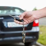Antes de intentar abrir o encender el vehículo por cuenta propia, conviene verificar qué tipo de llave utiliza el auto y qué cobertura ofrece el seguro.