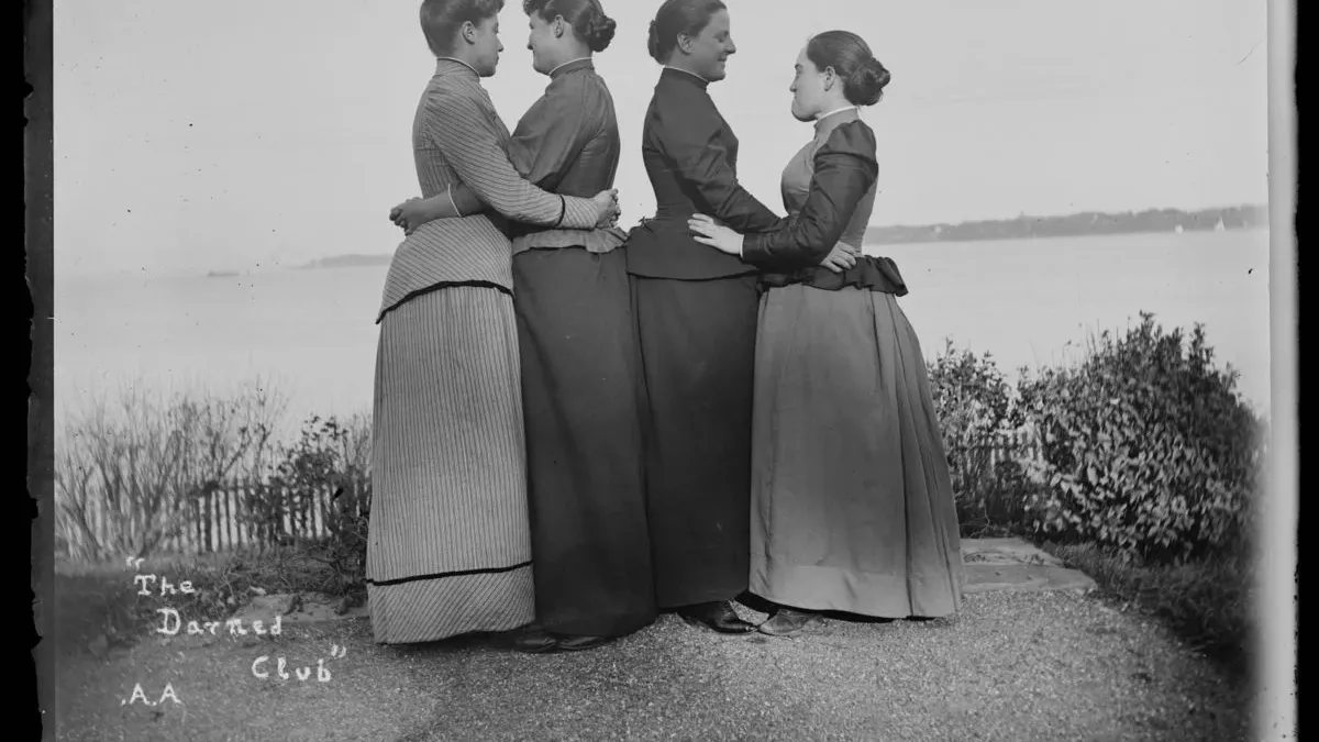 She broke all the rules with her photographs and lost everything in the crash of ’29: who was Alice Austen