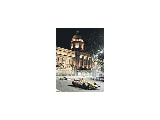 El Renault del español Fernando Alonso se quedó con el triunfo en el Gran Premio de Singapur, la primera carrera nocturna disputada en la Fórmula 1.