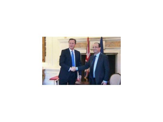 David Cameron junto a François Hollande.