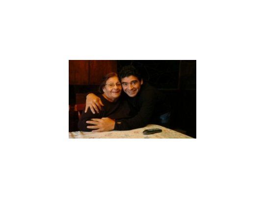 Diego Maradona y su madre.