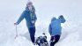 La pareja estuvo bajo la nieve durante más de una hora. Milagrosamente lograron rescatarlos.