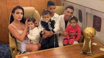 Cristiano Ronaldo y su familia durante un vuelo privado.
