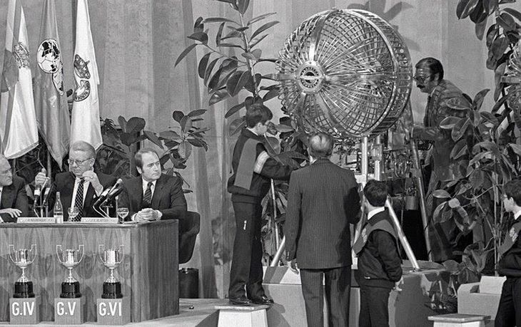 En España 1982, el caos organizativo dejó uno de los sorteos más polémicos de la historia. En España 1982, el caos organizativo dejó uno de los sorteos más polémicos de la historia.