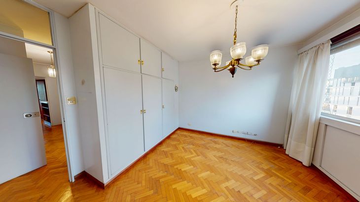 Dormitorio con piso de parquet original en espiga y placares de carpintería empotrada, materiales nobles que reflejan la lógica de calidad constructiva de la época Dormitorio con piso de parquet original en espiga y placares de carpintería empotrada, materiales nobles que reflejan la lógica de calidad constructiva de la época