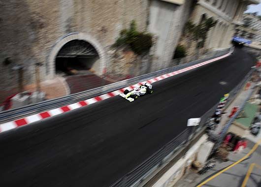 Rubens Barrichello comanda su Brawn GP. Fue el mejor en la primera tanda de ensayos.