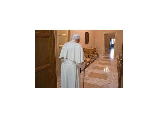 Ratzinger silencioso, acompaña rezando