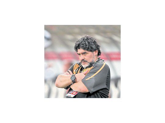 El rostro de Maradona lo dice todo. Su equipo volvió a perder y, además, le gritaron un gol en la cara.