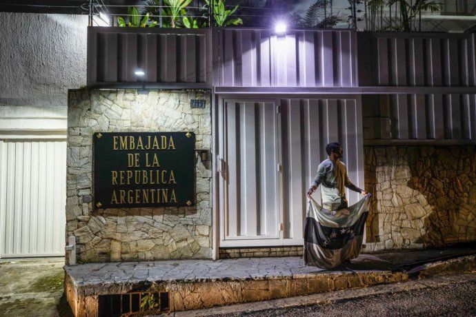 Los diplomáticos tuvieron que dejar la embajada en 72 horas. Los diplomáticos tuvieron que dejar la embajada en 72 horas.
