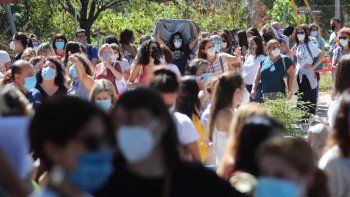Largas filas de docentes, y sin distancia social, para realizarse los test serol&oacute;gicos en Madrid.
