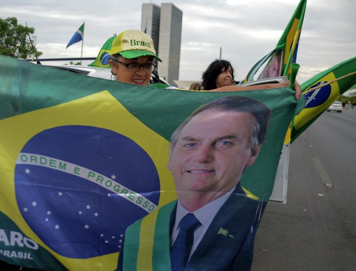 Seguidores del presidente de Brasil, Jair Bolsonaro, festejan en Brasilia.