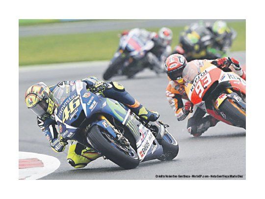 Valentino Rossi #46 ganó con lluvia en Silverstone. Marc Márquez #93 muy rápido, pero con caída quedó prácticamente afuera de la pelea por el Campeonato.