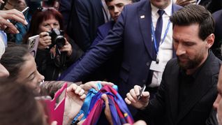 Lionel Messi fue recibido por una mulitud al llegar esta mañana a Oviedo donde hoy recibirá el premio Princesa de Asturias. Por la noche cenará con el Rey.&nbsp;