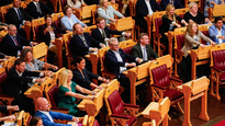 Los legisladores noruegos recrearon un simbólico remo vikingo dentro del Parlamento para enviarle su apoyo a la selección durante el Mundial.