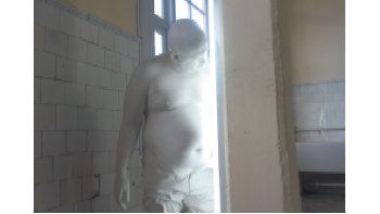 ámbito.com | Una de las obras en las que Bernardi Roig rompe con el molde de la escultura tradicional, y que se pueden ver en el mismo espacio donde se exhibe “Puerto de Memorias”, de Leandro  Erlich; ambas muestras curadas por Diana Wechsler.
