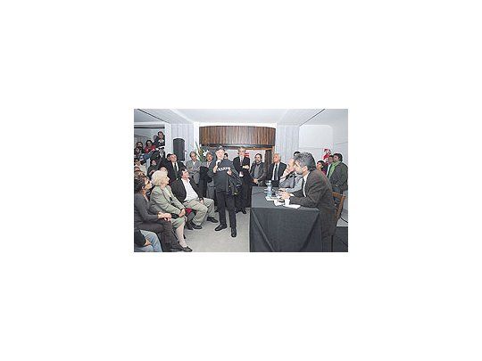 León Giecole daclases aDanielFilmussobrecómomanejar sucampañaen frentede Estelade Carlotto,DanielGrinbank,EnriqueAlbistur,JorgeCoscia, enel teatroAteneo.