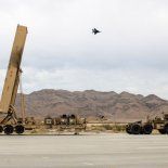 El Dark Eagle cuenta con un alcance de 1.725 millas y está diseñado específicamente para ataques de precisión convencionales de largo alcance. El Dark Eagle cuenta con un alcance de 1.725 millas y está diseñado específicamente para ataques de precisión convencionales de largo alcance.