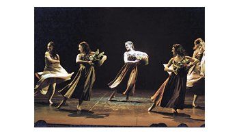 Un momento del espectáculo coreográfico multimedia “Lisboa, nunca te conocí, siempre te amé”, de Rodolfo Olguín, que se estrenó en el Centro Cultural Borges.