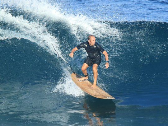 “La vida es muy corta, no la desperdicies, andate a surfear”, aconseja Fernando, quien sigue surfeando cada día a los 63 años.